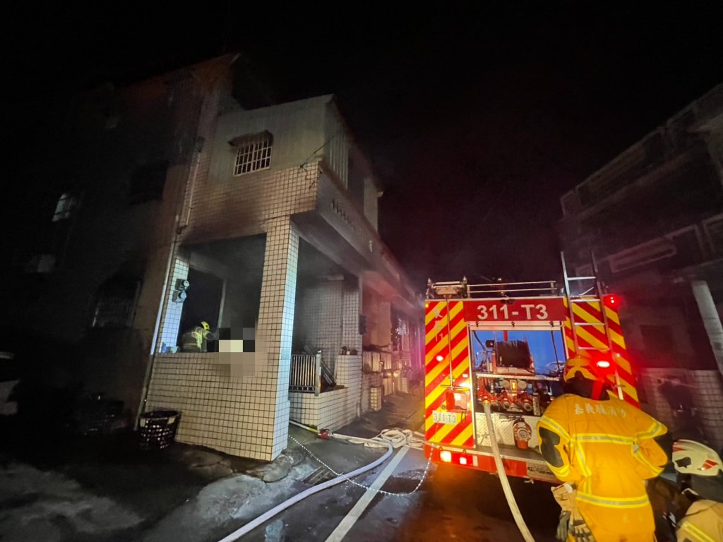 嘉義東石民宅火警！　8人脫困送醫