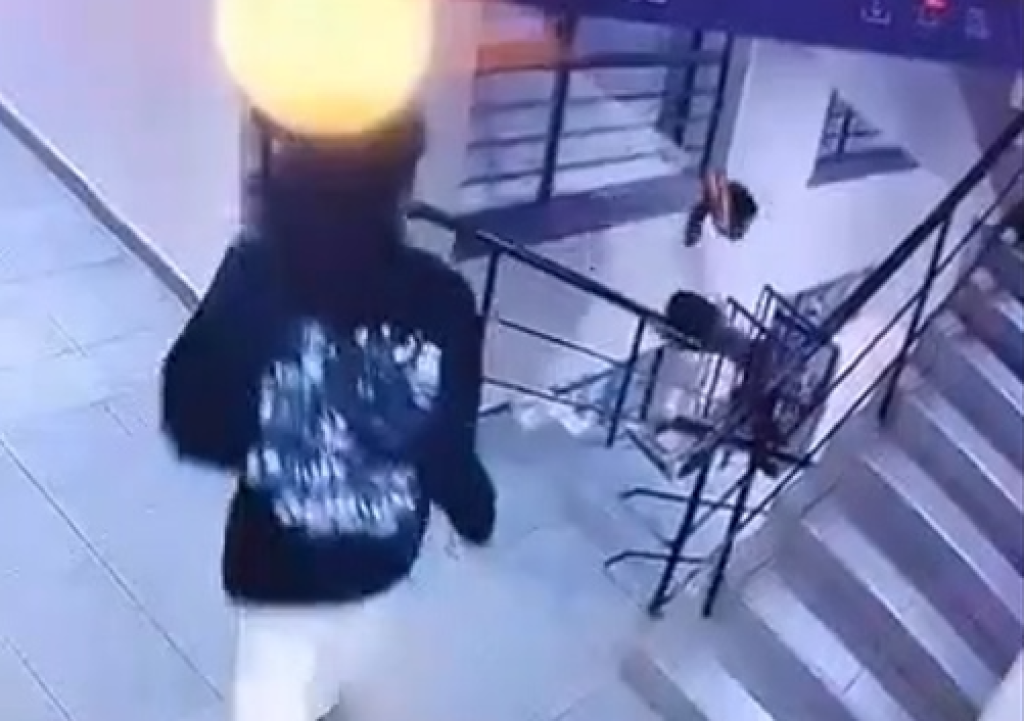 影／男坐樓梯扶手當溜滑梯往下衝　意外失衡墜落11樓身亡！影片網路瘋傳