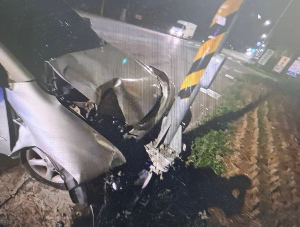 中壢酒駕撞電線桿！　駕駛受傷