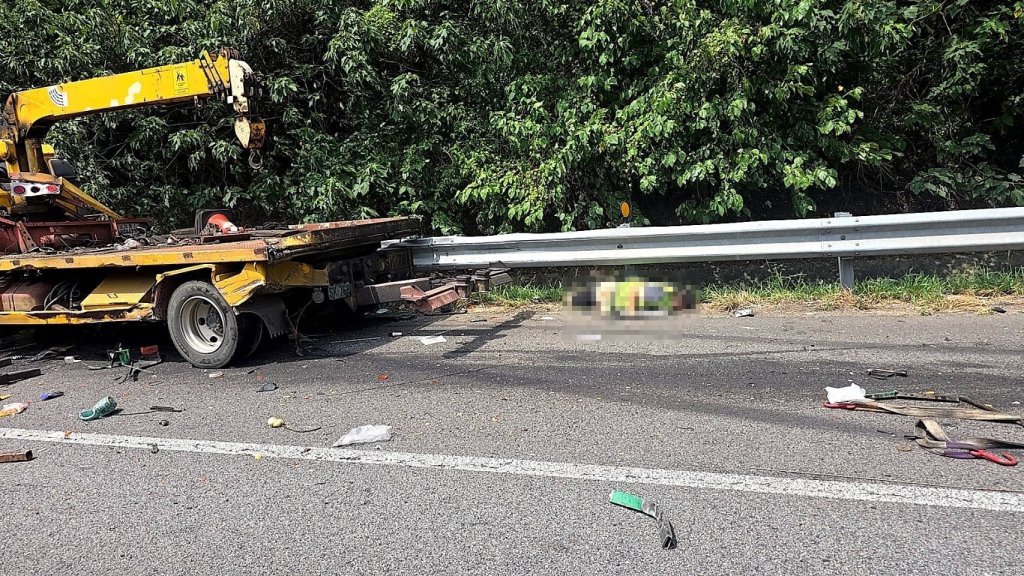 國道3號南下茄冬路段車禍！　大貨車撞翻1人倒臥路旁