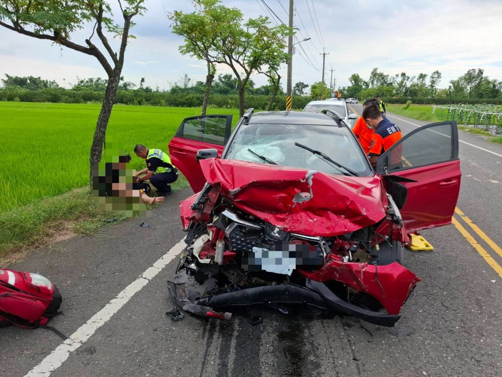 影／台南東山2車對撞！釀1死2傷…車內搜出毒品　車撞爛零件四散