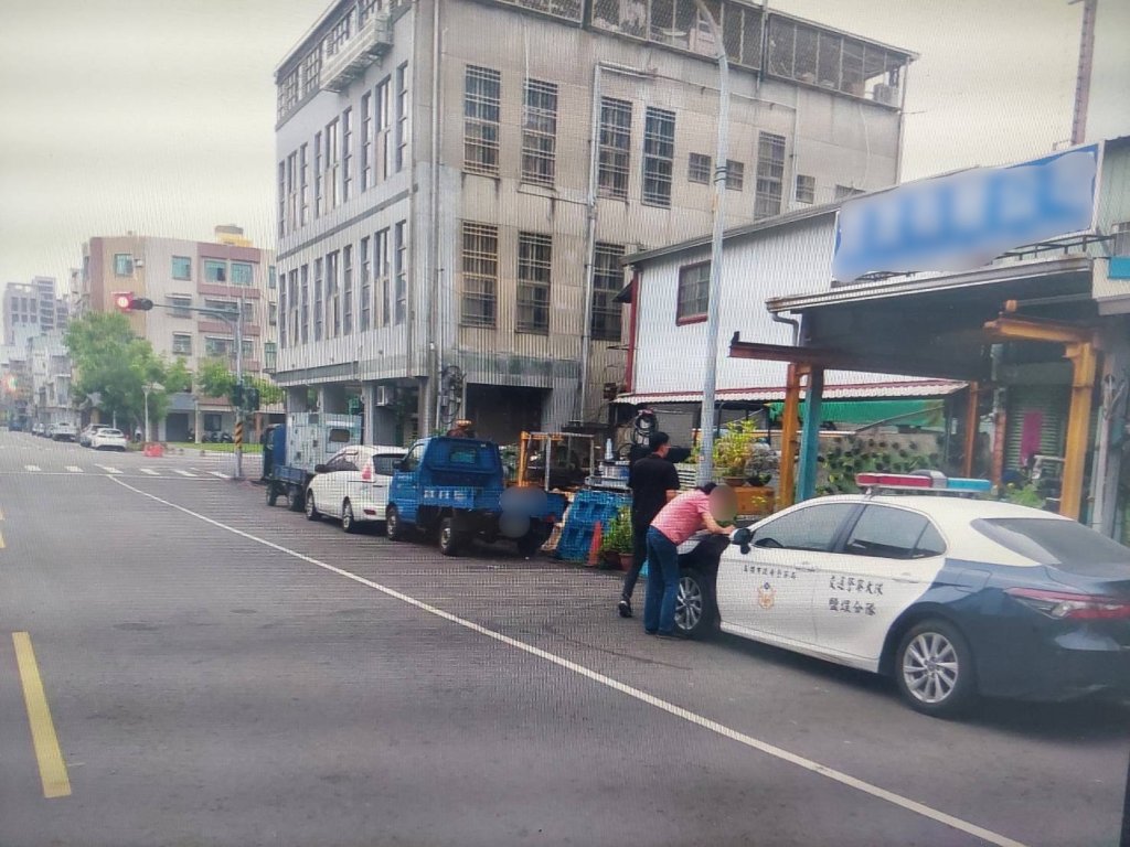 鹽埕連環車禍！轎車撞貨車又推撞轎車 肇事駕駛竟開溜