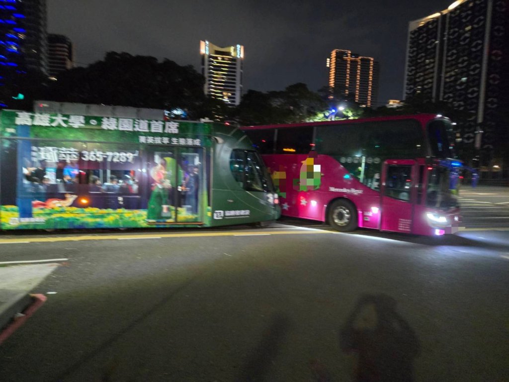 高雄輕軌又被撞! 遊覽車右轉不看號誌直撞列車 駕駛挨告公共危險