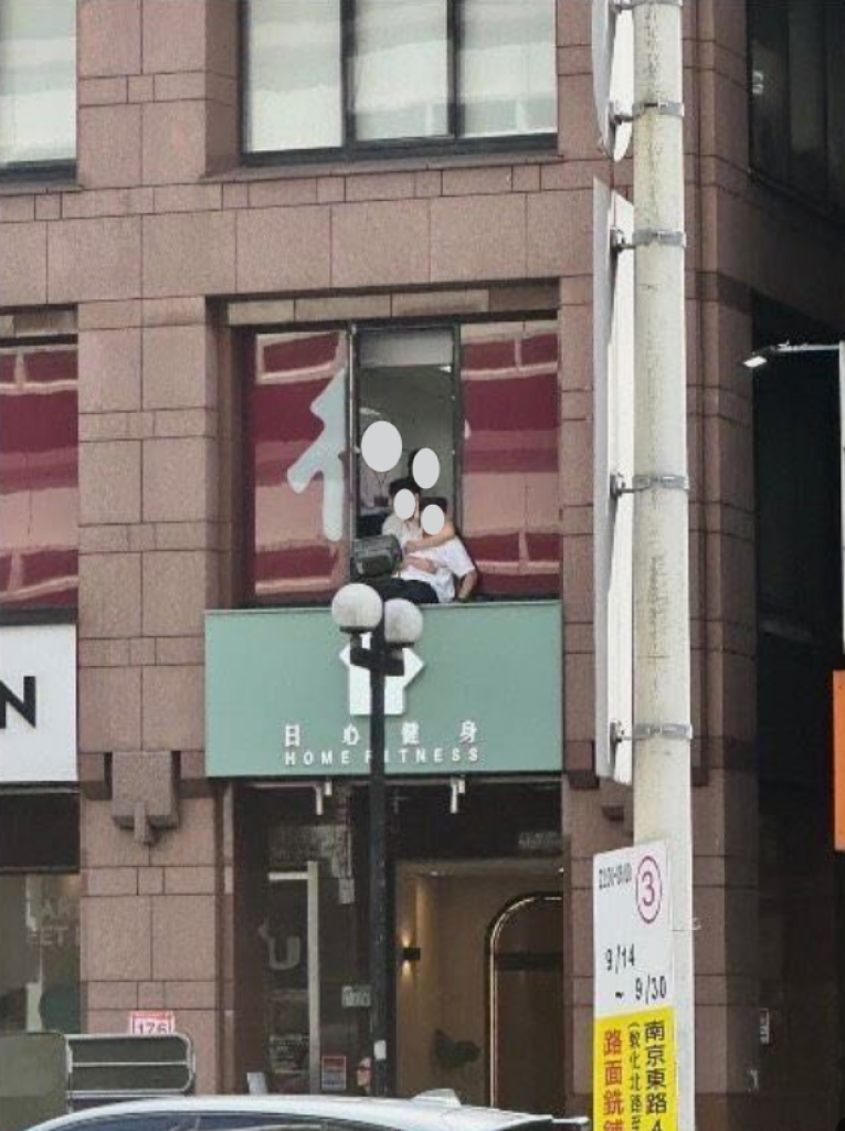台銀驚魂！男行員情緒失控 砸桌後攀2樓窗台 警消火速救援