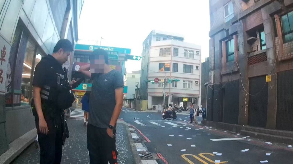 桃園私校外拋撒傳單控教師欠錢不還　警方逮捕發傳單男子究辦