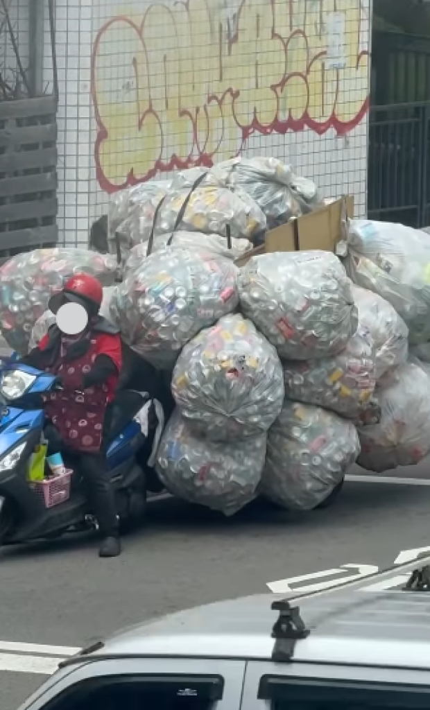 台中「移動回收山」！阿嬤機車狂載數袋瓶罐 網友驚呼：比發財車還猛