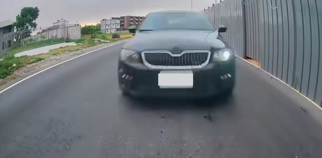台66驚險追撞！疑低頭滑手機　後車猛力推撞釀連環事故