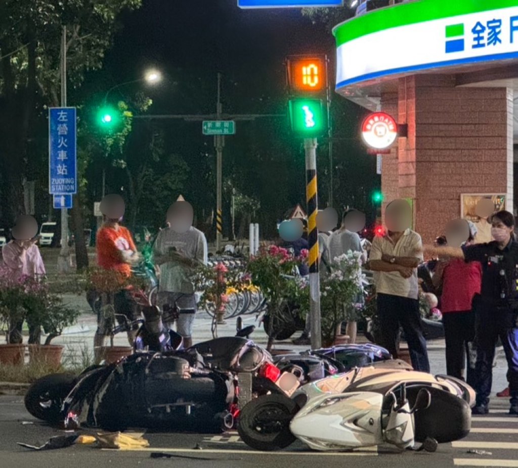 快訊／「待撞區」又出現！高雄轎車左轉撞噴機車　4車被波及倒一排