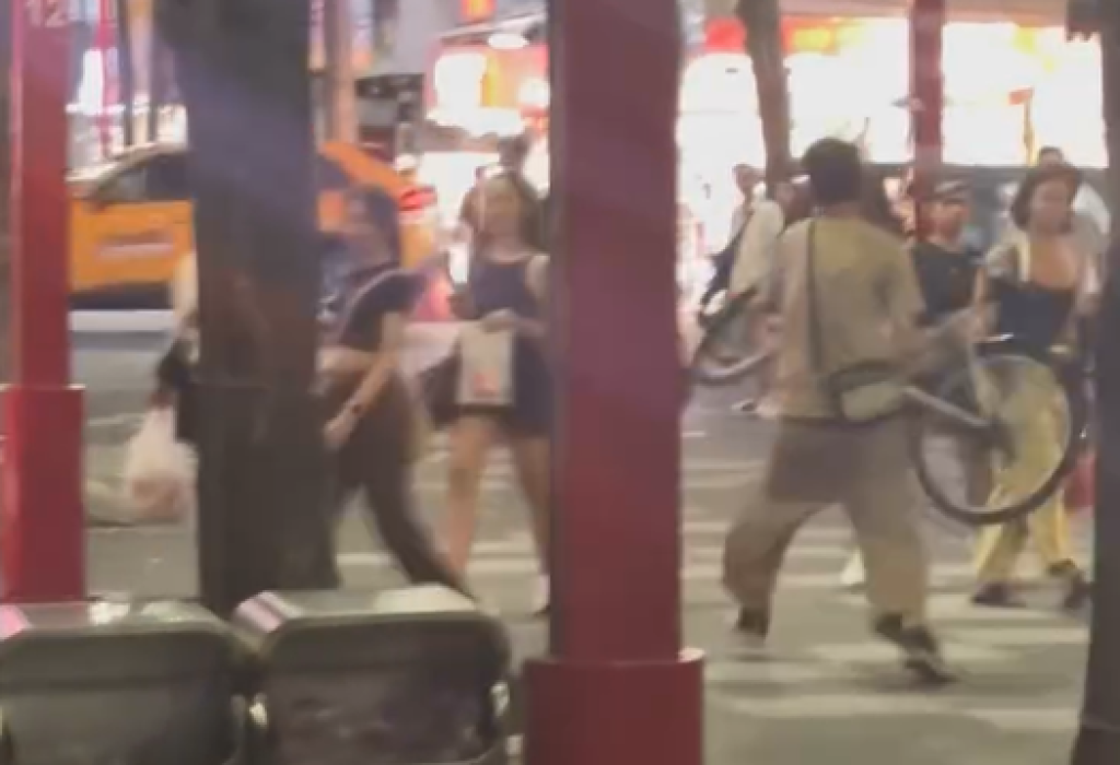 影／男大鬧西門町！拿腳踏車砸路過民眾　目擊者：我還被他飛踢