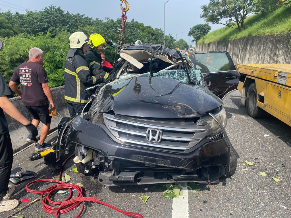 國六舊正交流道驚險自撞！休旅車墜匝道5人受傷送醫
