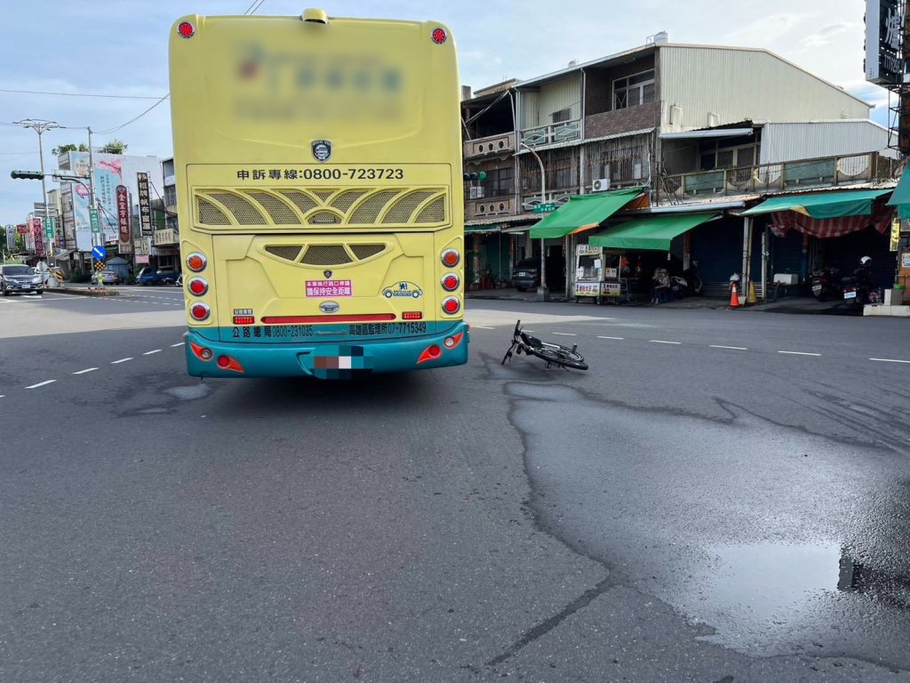 驚！萬丹少年騎單車趕上學 途中被同向公車擊落 手腳掛彩 驚險撞擊曝
