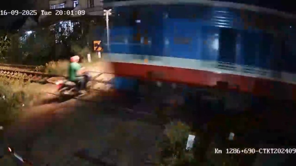 影／越男硬闖平交道！騎機車衝鐵軌被火車撞　慘變肉塊當場亡
