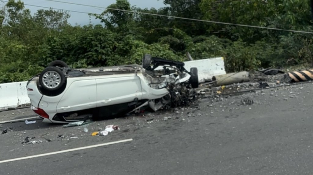 快訊／台南佳里嚴重車禍！自小客猛撞「人卡車底」 電桿、石墩被撞爛