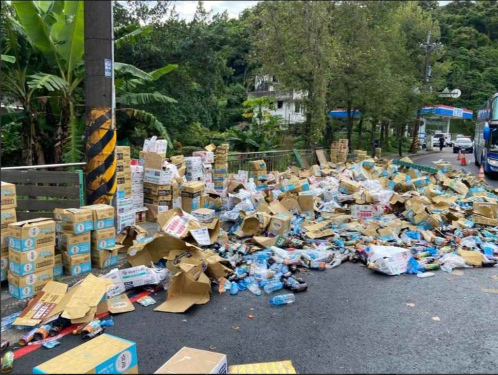 基隆聯結車門未鎖！500箱飲料泡麵灑滿路 民眾搶撿司機急制止
