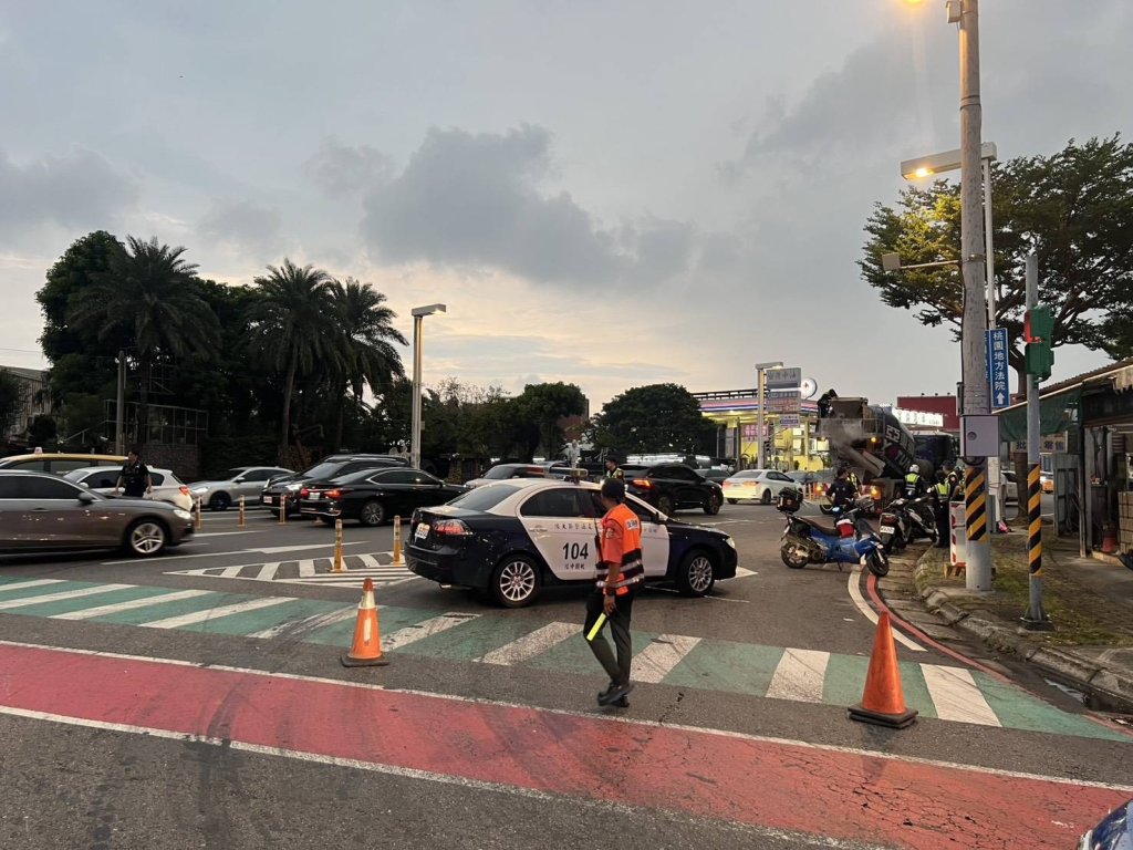 桃園大貨車右轉釀悲劇　腳踏車騎士遭輾重傷不治