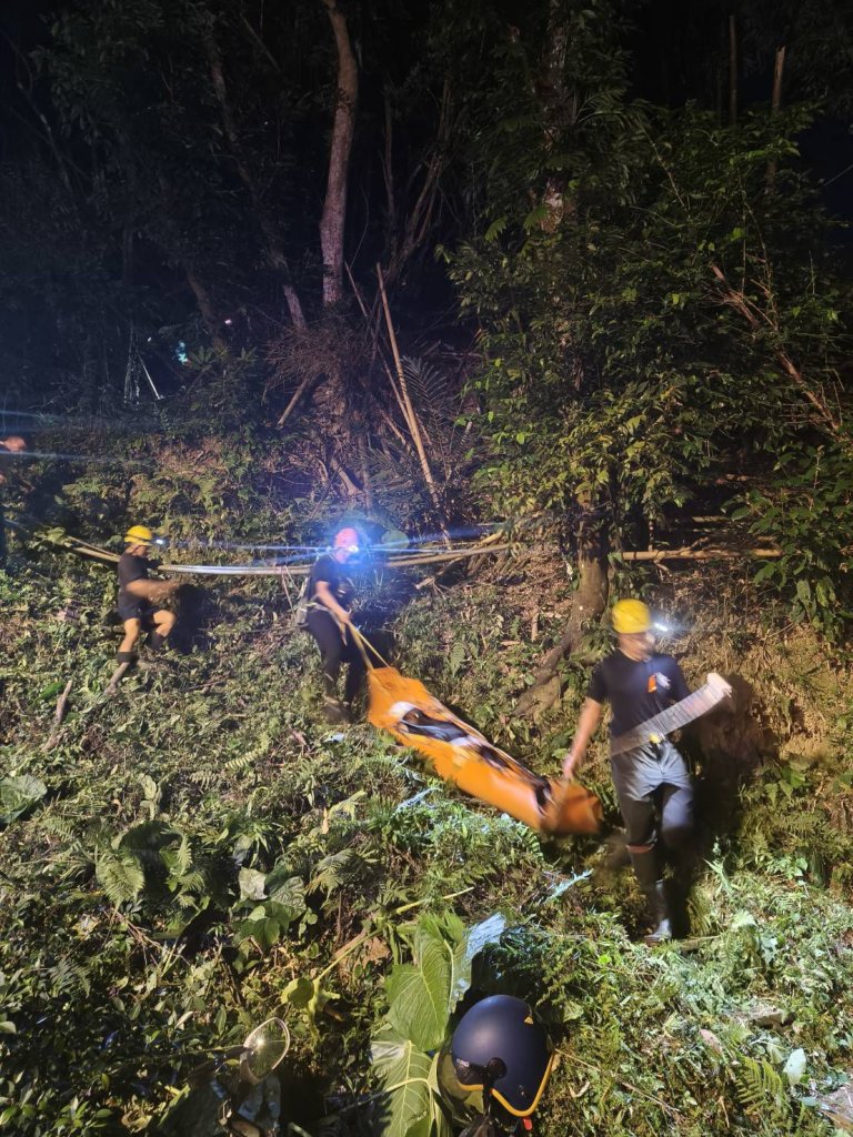 鳶山步道山難驚魂！警騎機車載救難員搶救　44歲男子順利脫困送醫