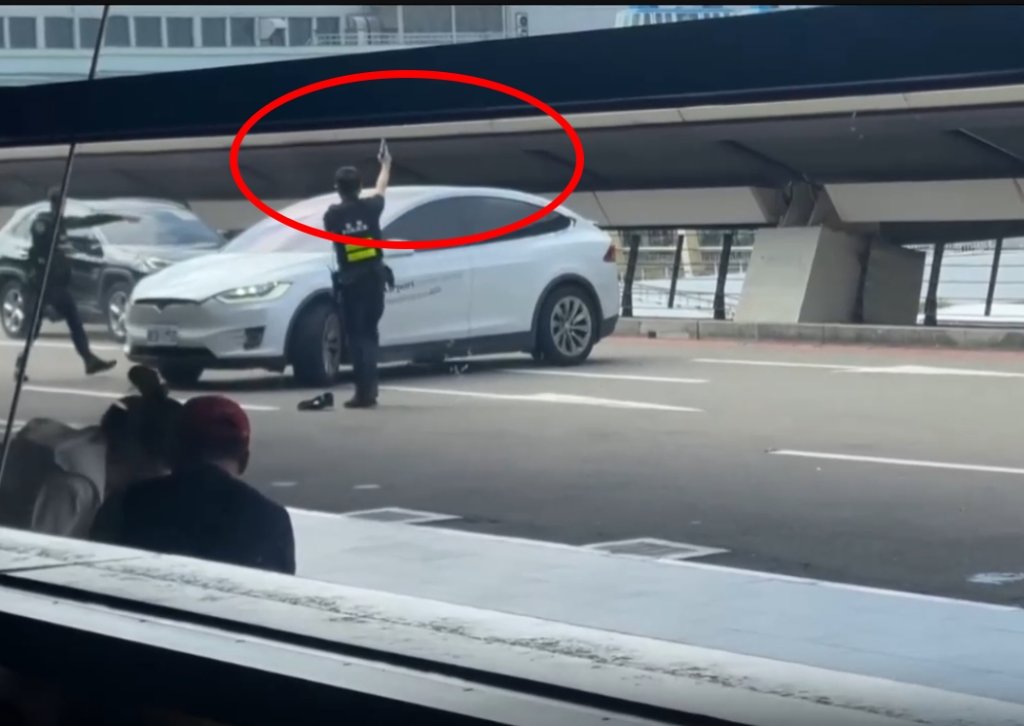 桃園機場驚魂！白色特斯拉拒檢暴衝　警連開8槍逮人女乘客遭輾傷