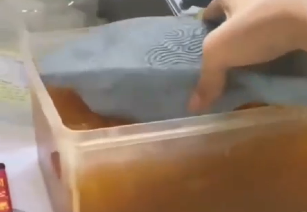 影／手搖飲員工「拖鞋攪珍珠」！徒手抓起放進奶茶影片陸網瘋傳　老闆：上班40分鐘就搞事