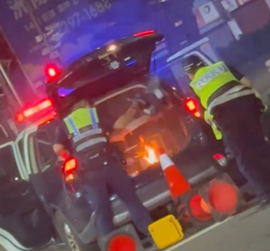 台中警用巡邏車起火！ 　車內備用電瓶釀禍員警迅速滅火