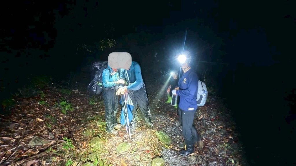 花蓮山友遭蜂螯無法行走　消防隊員漏夜救援