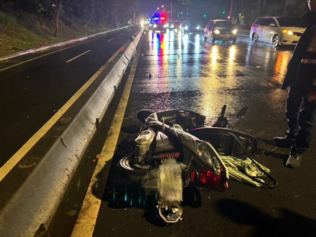 撞擊畫面曝光！北投母子雙載自撞分隔島　人車空中翻轉重摔