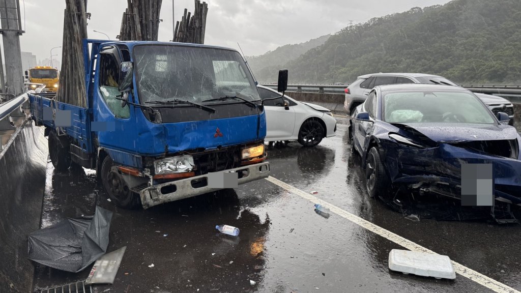 國道3車連環撞！特斯拉駕駛自撞停路旁站路肩　遭二度追撞左小腿骨折