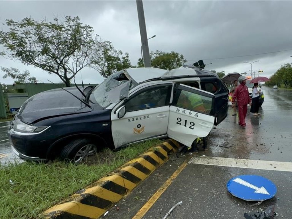 撞擊畫面曝光！花蓮警車自撞分隔島　後座員警重傷、通緝犯死亡