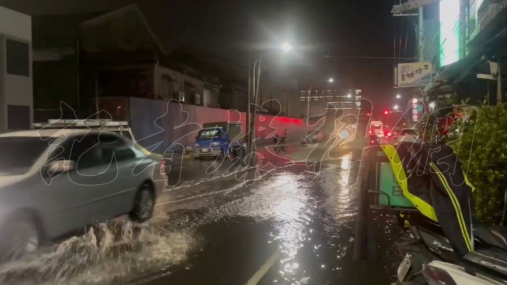 快訊／高雄旗津漲潮「水滿上來了」！滿潮恐淹沒路面