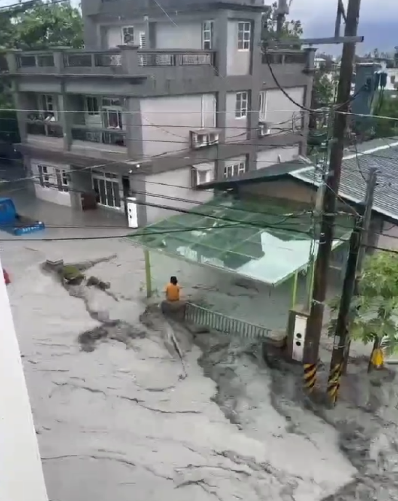 花蓮馬太鞍溪堰塞湖溢流！ 　洪峰衝入光復鄉大淹水馬路變河流