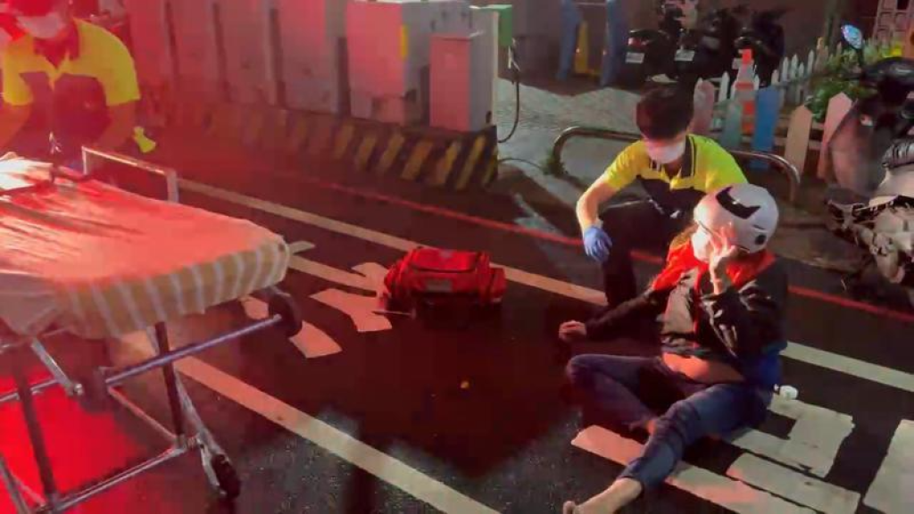 基隆無良駕駛！狠撞女騎士肇事逃逸　途中又連環撞棄車落跑