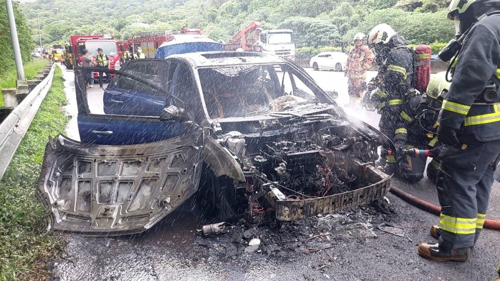 國1林口段火燒車！藍色小客車自燃起火「糜糜卯卯」