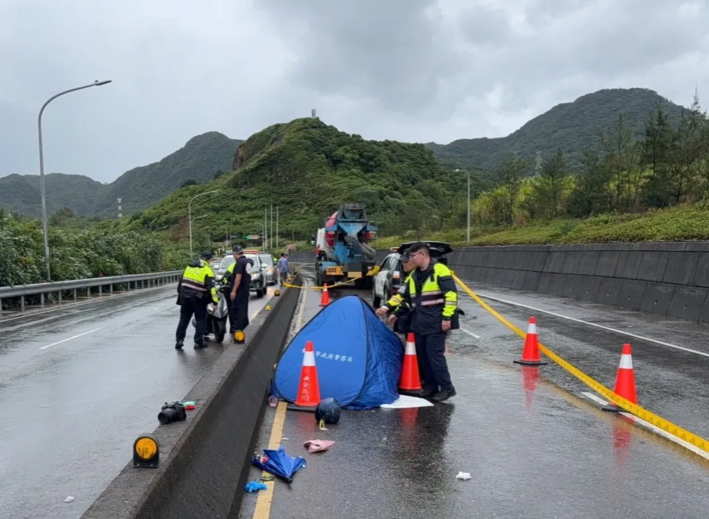 台2線女騎士自撞分隔島噴飛　翻越對向車道遭預拌車輾斃