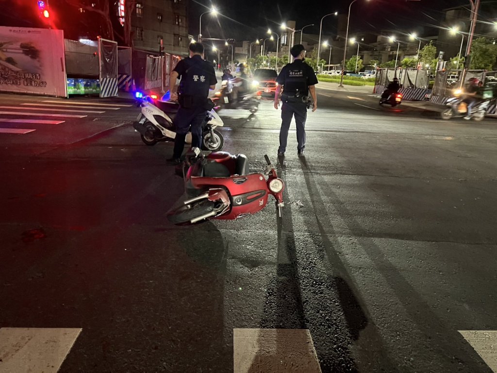 新莊休旅車闖紅燈撞飛女騎士　女一度「無呼吸心跳」送醫救回
