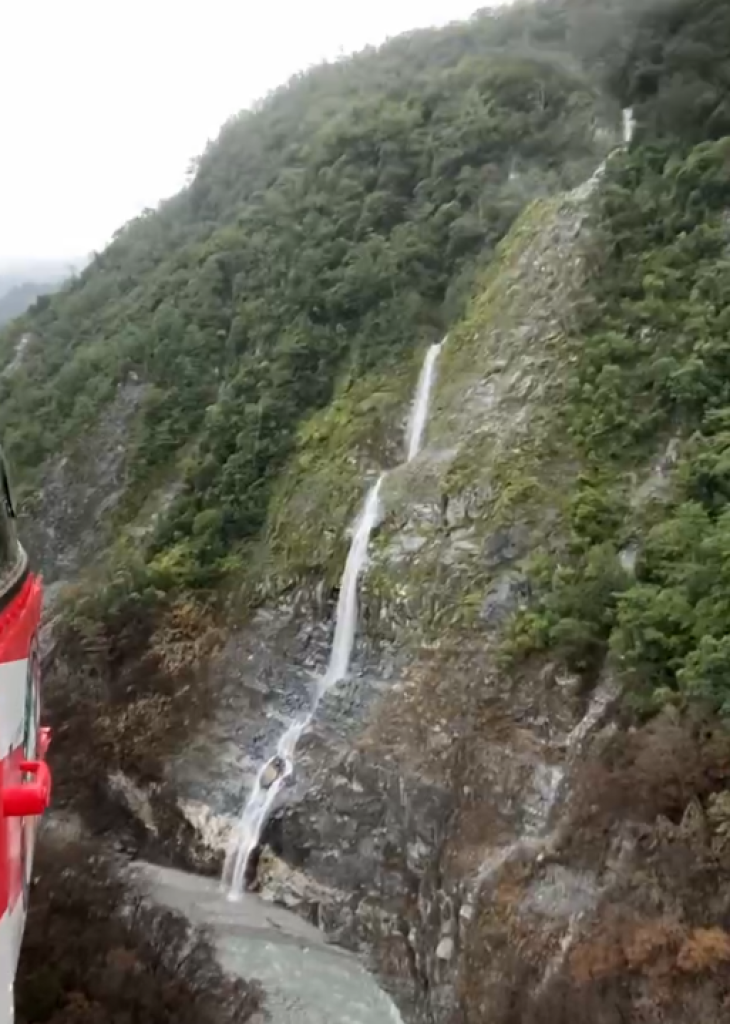 馬太鞍溪堰塞湖空拍畫面曝光！　驚見流水如瀑布注入湖中