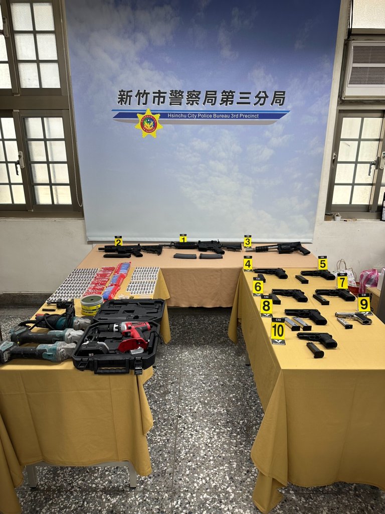 工程行暗藏地下兵工廠！　竹市警查獲改造槍械13把赫見「007」配槍