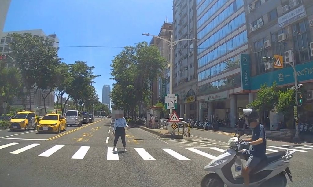 高雄中華大同路口行人違規惹議　女子馬路嬉遊恐挨500元罰單