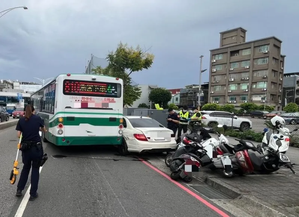 新莊黑絲女疑毒駕　開賓士猛撞2公車波及6機車