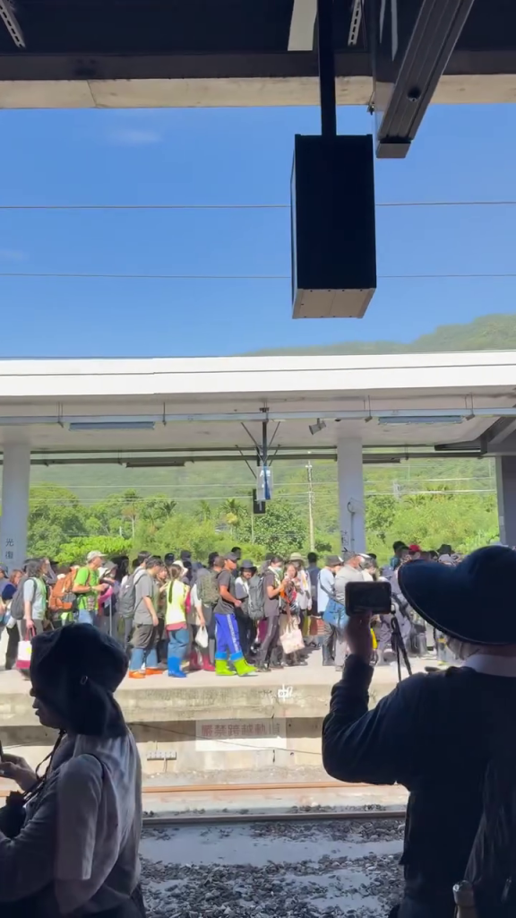 教師節連假不是出遊！　火車站塞爆「鏟子超人」衝花蓮救災