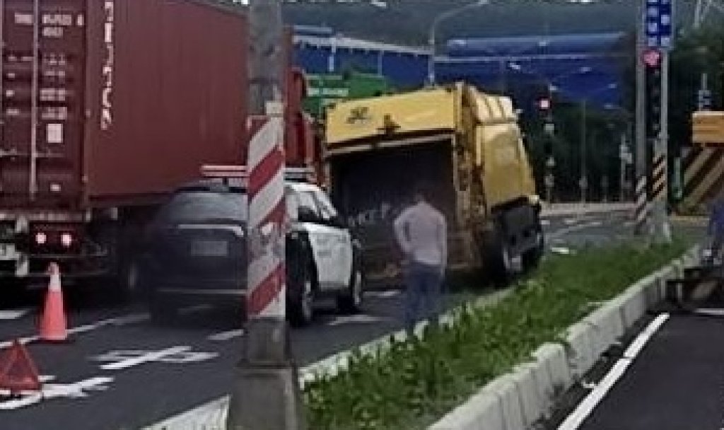 高雄又現天坑！路面突塌「垃圾車受困成苦主」