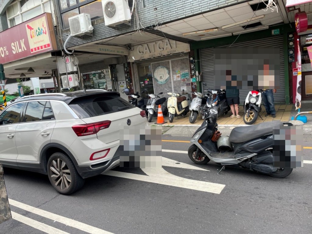 幫倒忙? 台南阿伯好心撿母女掉落物 誤觸油門撞前車 撞擊畫面曝