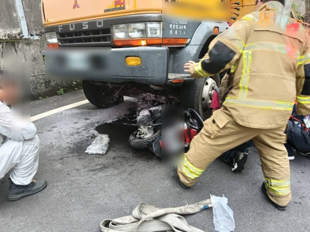 台南20歲騎士過彎失控！衝對向吊車輪下…冒火光　現場畫面曝