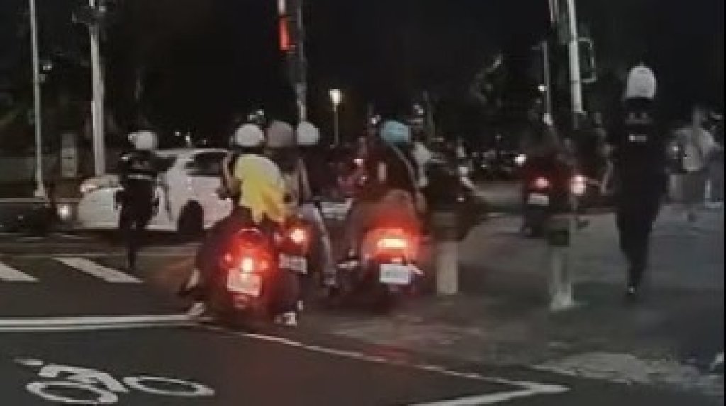 影／高雄新崛江槍響！「警開9槍」震撼畫面曝 大批機車騎士險遭波及