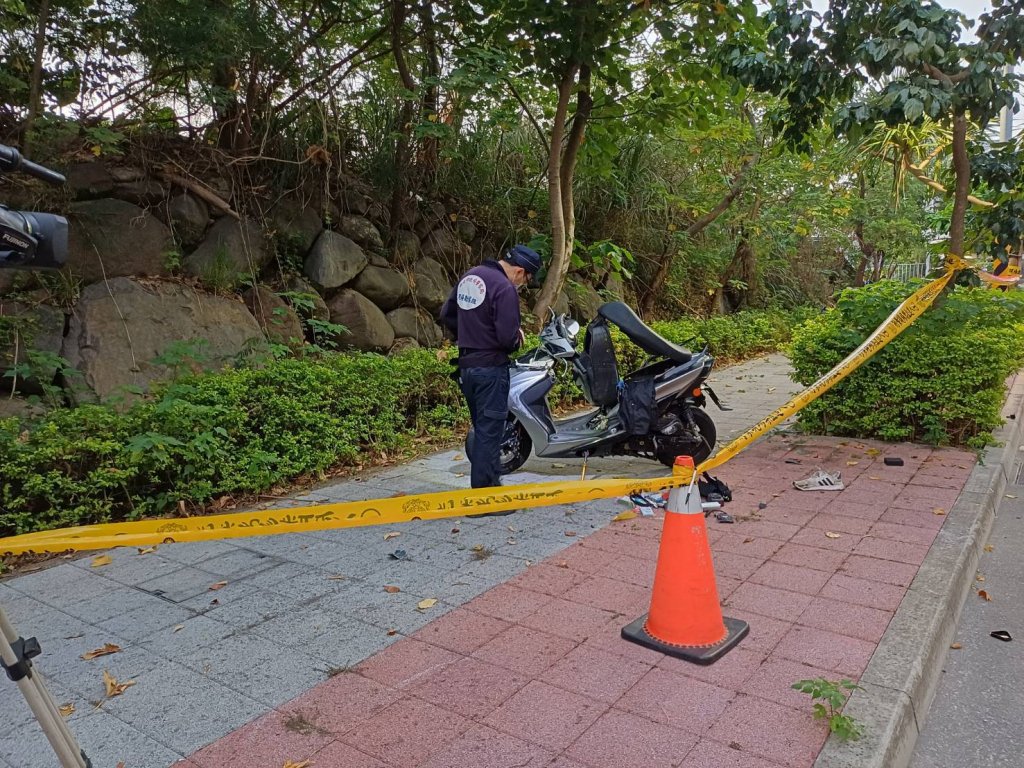 淡水雙載機車清晨擦撞路緣齊噴飛　女重傷男身亡