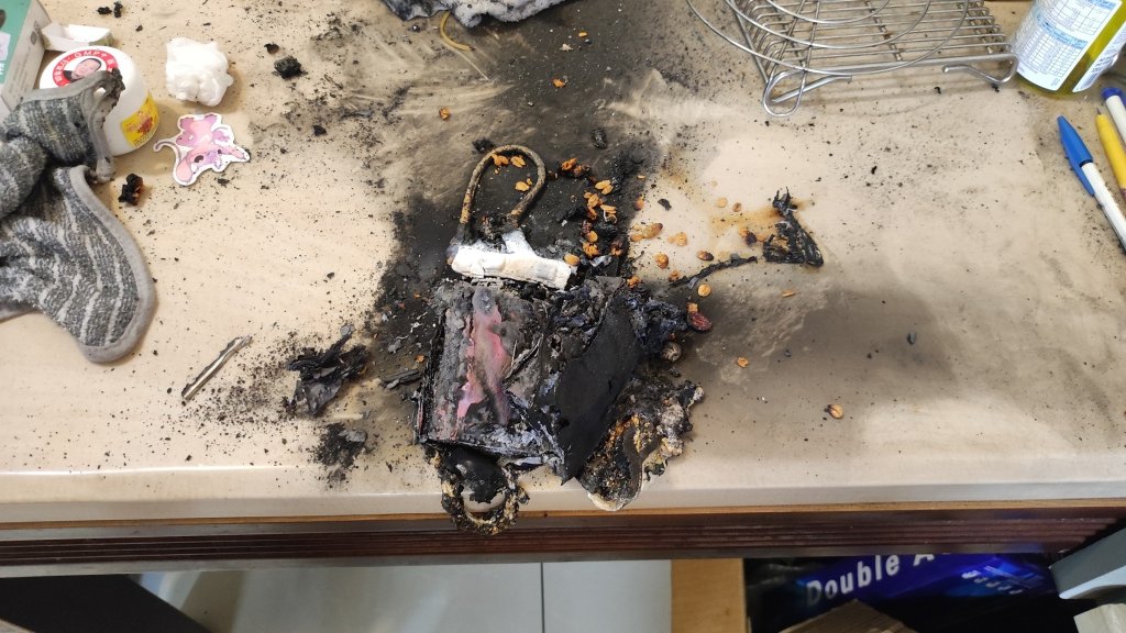 小米行動電源停充後仍爆炸起火 序號驗證正常卻自燃引恐慌