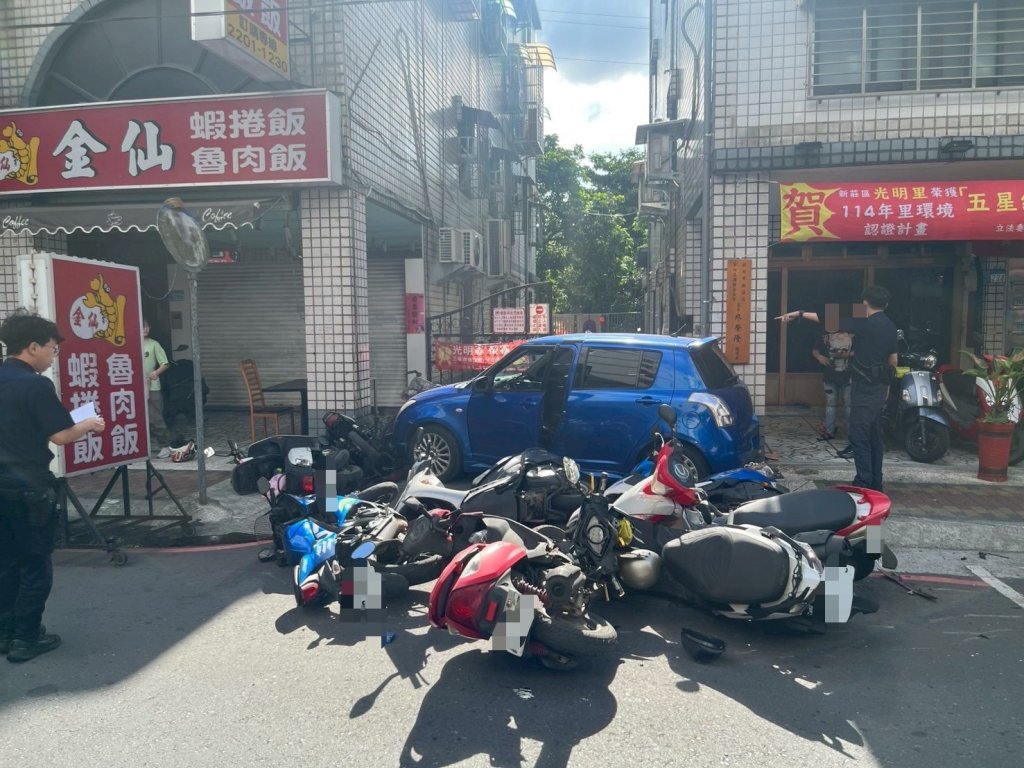 新莊男開車「打保齡」撞翻11車　辯恍神闖禍警在車上找到1物打臉