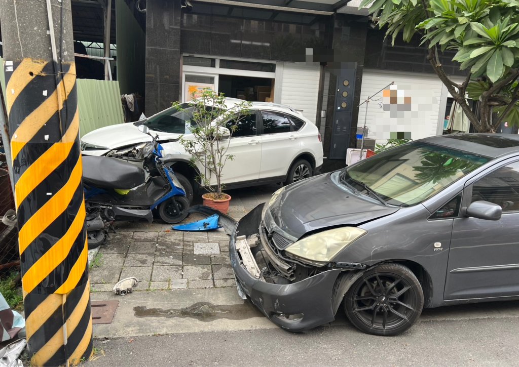 高雄男「邊吃邊開」連撞4車！連住家鐵皮都遭殃　這下慘了