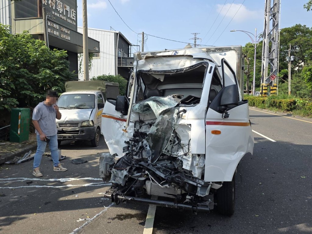 快訊／高雄林園6車事故！小貨車追撞後…連波及4車