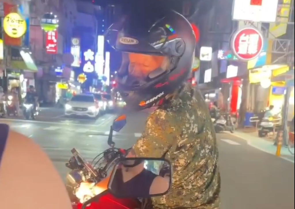 影／重機阿伯擋路問「汽車道可以騎機車嗎」　騎士反擊：禁行機車四字在哪裡？