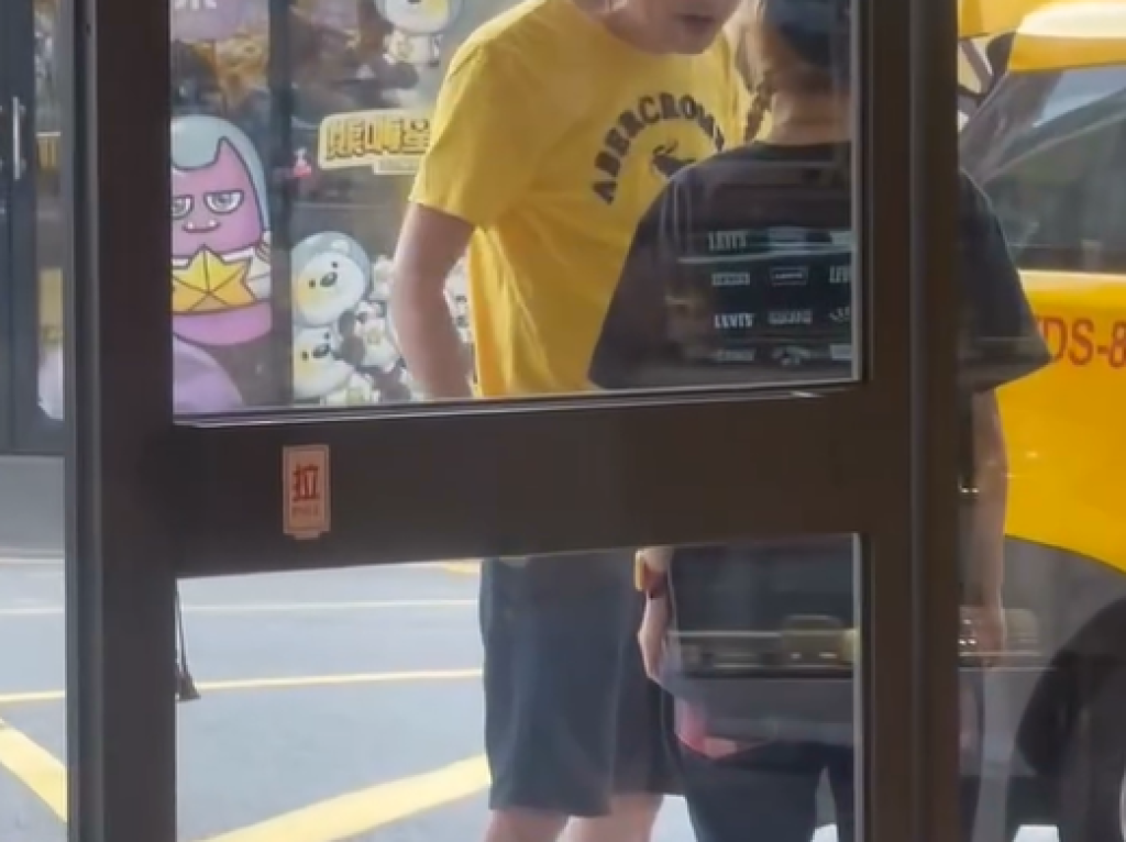 影／男客1人佔2位！女店員提醒「有其他客人需要座位」　被他帶到店門口吼