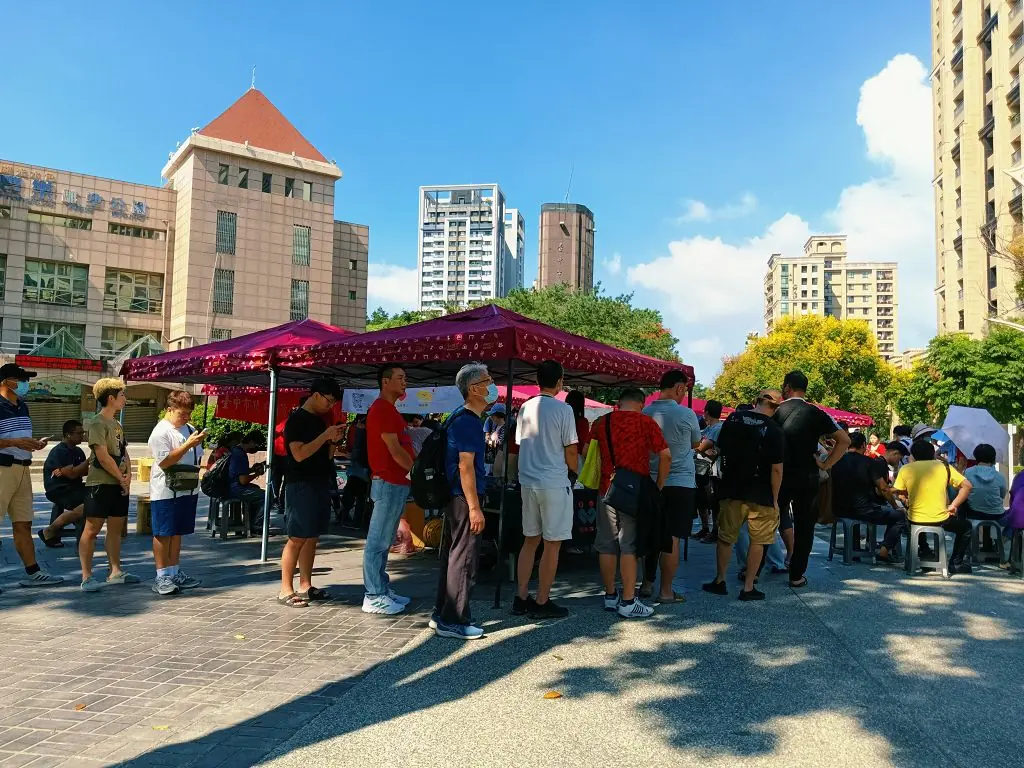 捐血護醫療 台中公益活動送禮券熊寶寶 吸引民眾排隊響應